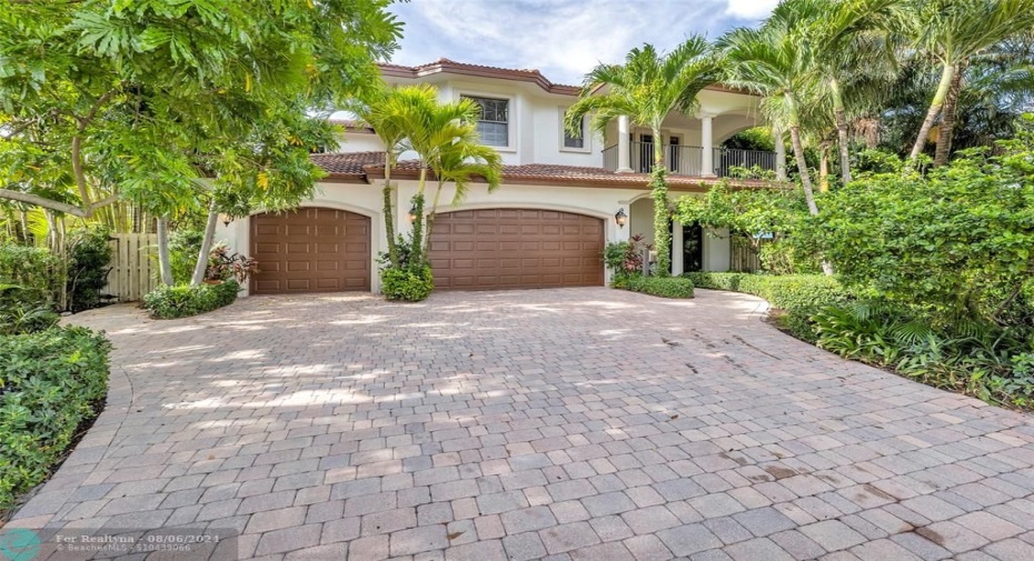 Pavered front driveway ad 3 car garage leaves plentiful parking for guests