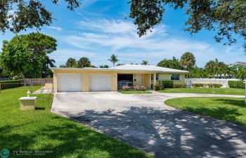 Beautiful Lighthouse Point home sitting on a over-sized corner lot