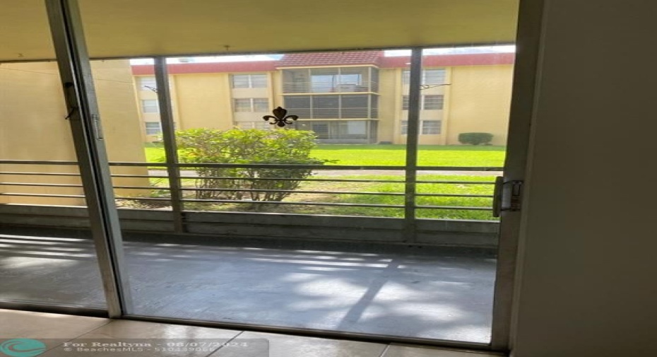 SCREENED PATIO - VIEW FROM FAMILY ROOM