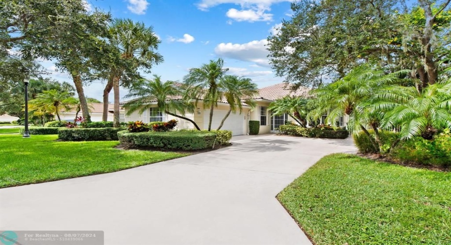 GIANT PIE SHAPED LOT WITH ENORMOUS STATELY FRONT YARD