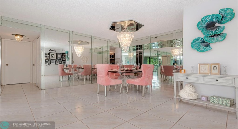 WONDERFUL DINING ROOM FOR ENTERATINING