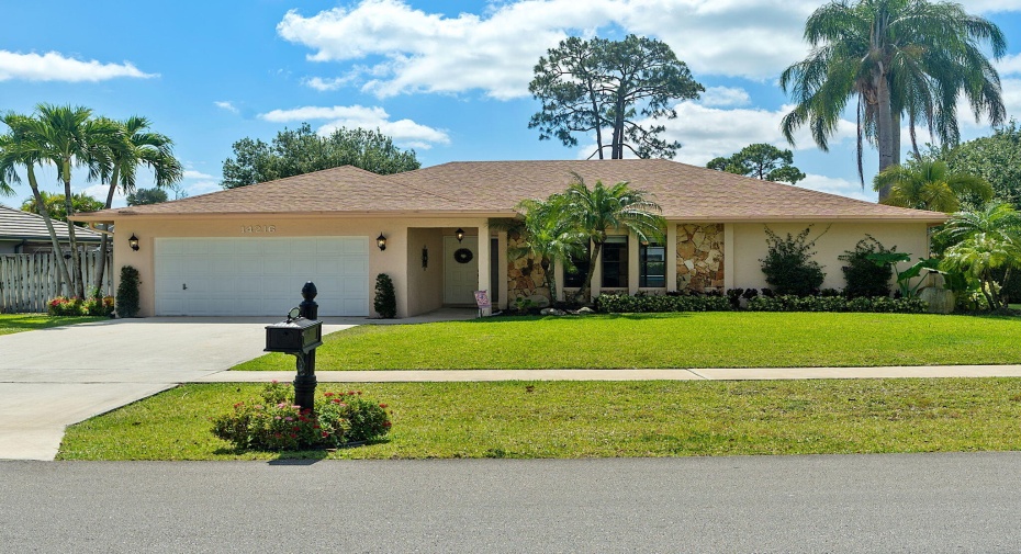 14216 Blackberry Drive, Wellington, Florida 33414, 3 Bedrooms Bedrooms, ,2 BathroomsBathrooms,Single Family,For Sale,Blackberry,RX-10978863