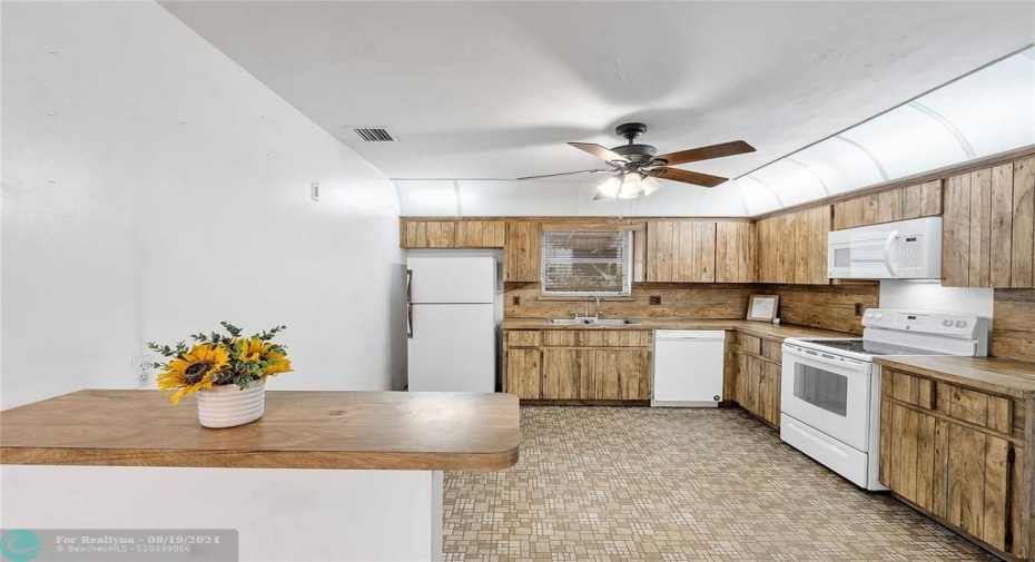 Spacious eat in kitchen and breakfast bar