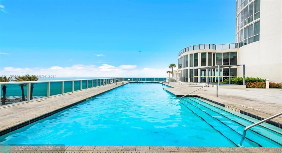 East Lap Swimming Pool - Only tower with two pools and a restaurant