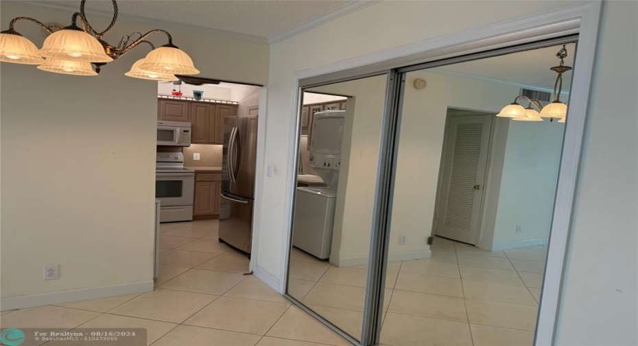 Dining Mirrored Closet Kitchen