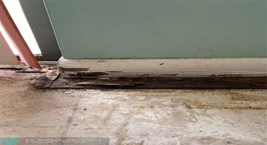 Baseboard by slider, carpet tack board.