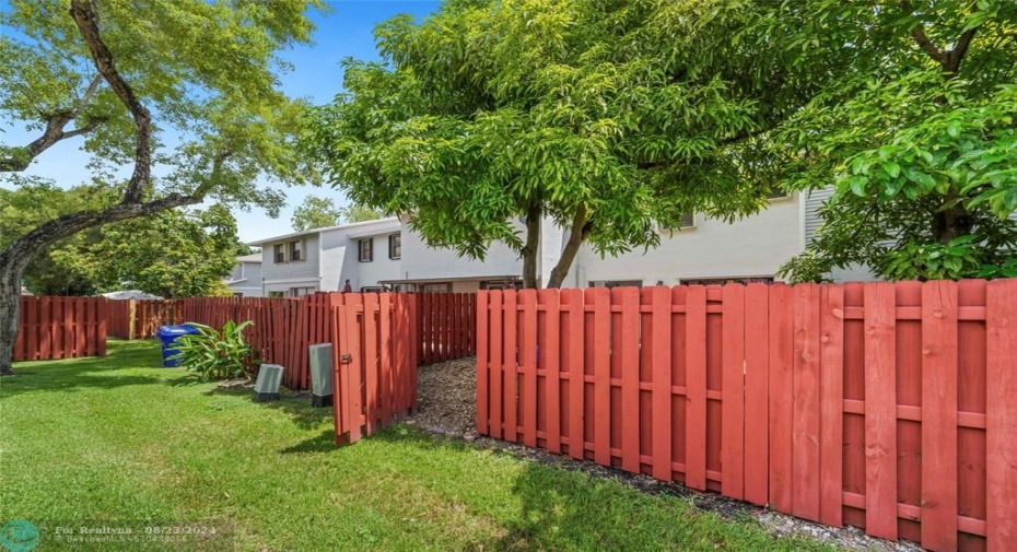 Well-kept Fence and Common Area