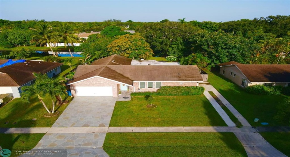 Beautiful home with a paradise backyard ans lake view, with no HOA