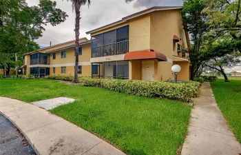 The front of building number 3041.  The sidewalk on the right takes you back to the entrance to unit 204 in back.