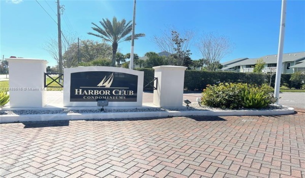 Fantastic opportunity to own a 2 bedrooms, 2 baths in the desirable  Palm Harbors premier condo community.