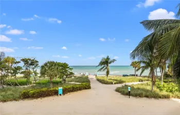 Bal Harbour, Balmoral condominium beach