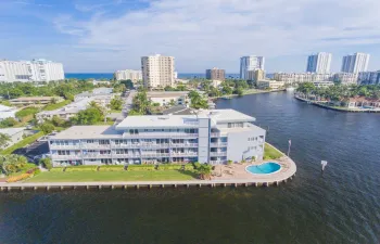 Ideally situated on the Intracoastal just 2 blocks from the beautiful beaches.