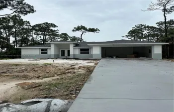 Front of property featuring a 2 car garage