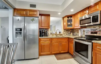 STAINLESS APPLIANCES GRANITE COUNTERS REAL WOOD CABINETS