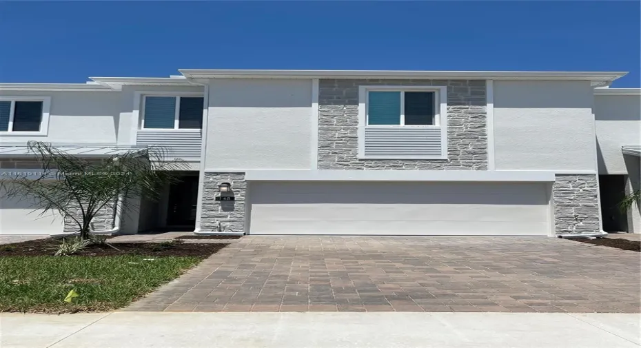 Esta Hermosa Casa es muy amplia , la luz natural que entra por las ventanas hace que te sientas relax ,