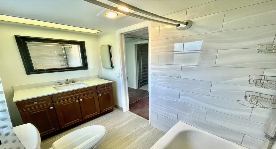 BEAUTIFULLY RENOVATED PRIMARY BATHROOM
