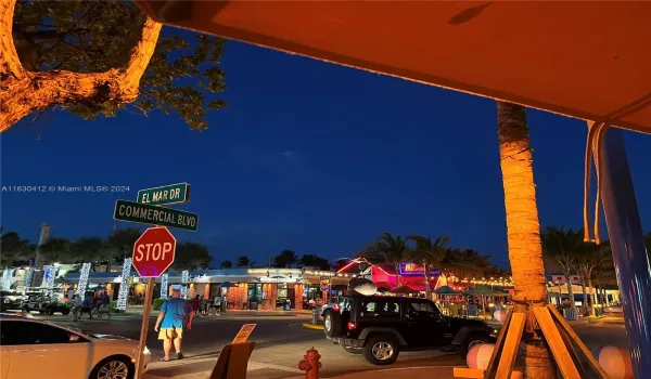 Entertaiment and beachfront restaurants nearby