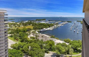 Miami's Coconut Grove. A wonderful Village. A fantastic location !  Yacht Harbour building.Centrally located.