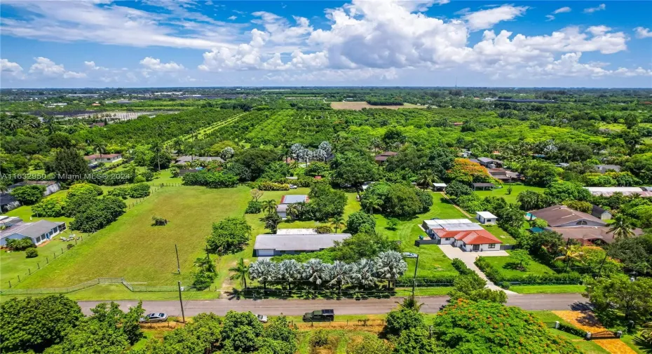 FAMILY COMPOUND.. MAIN, GUEST BOTH W ATTACHED GARAGE & AN DETACHED WORKHOP ON BUILDERS ACRE IN PRIME REDLAND, NEAR HISTORIC ANDERSONS CORNER