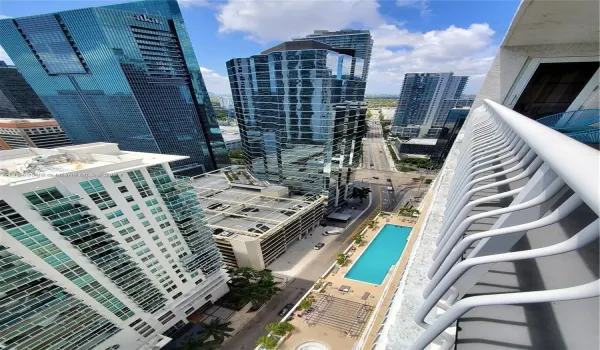 Balcony View of skyline & Pool