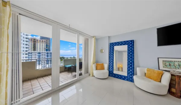 Living room with view to balcony and beach