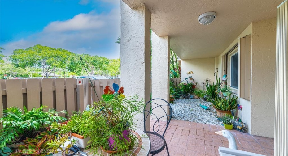 PRIVATE FRONT GARDEN PATIO