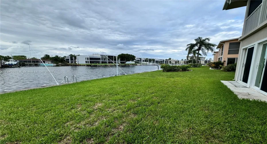 Canal w/direct ocean access.