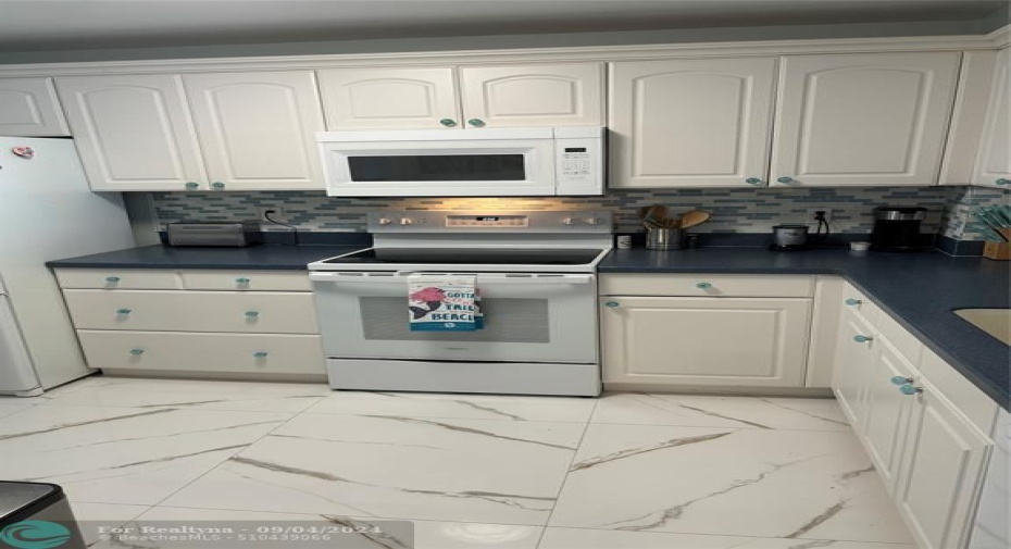 Kitchen with L shaped Counter