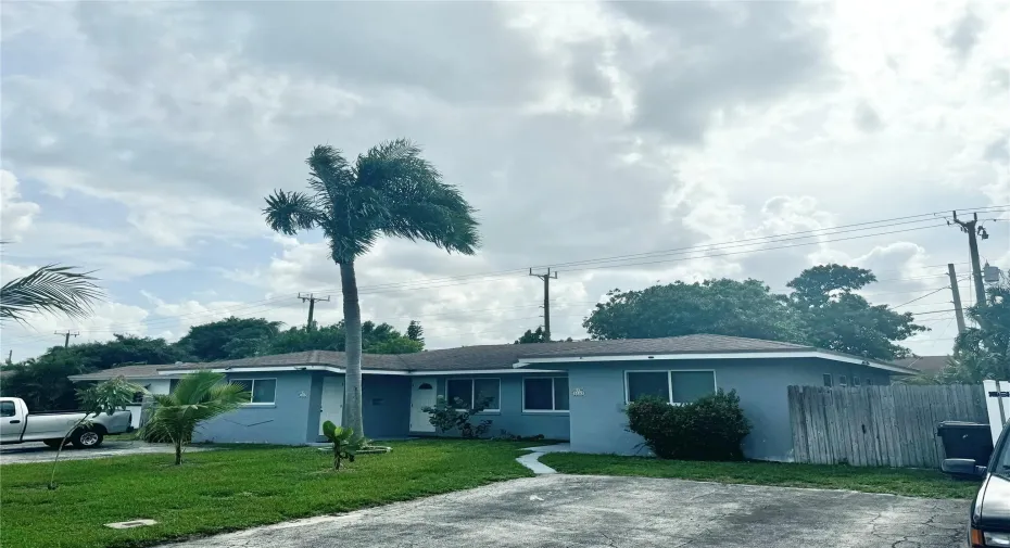 Tropical landscaping , Large driveway can fit upto 4 cars !