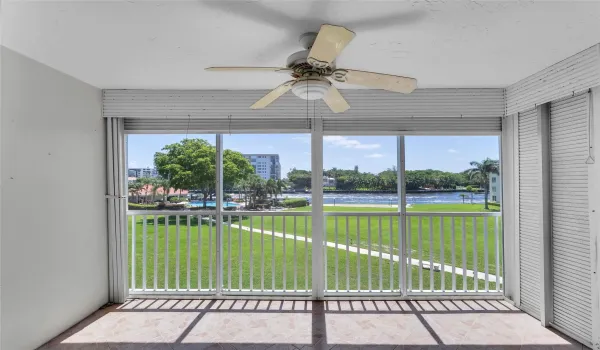 Enjoy relaxing and boat watching on your screened porch with direct intracoastal views