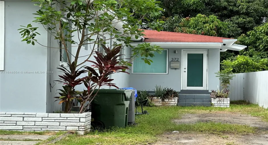 Entrance of 2/2 duplex
Remodeled 372 SW 17 Rd