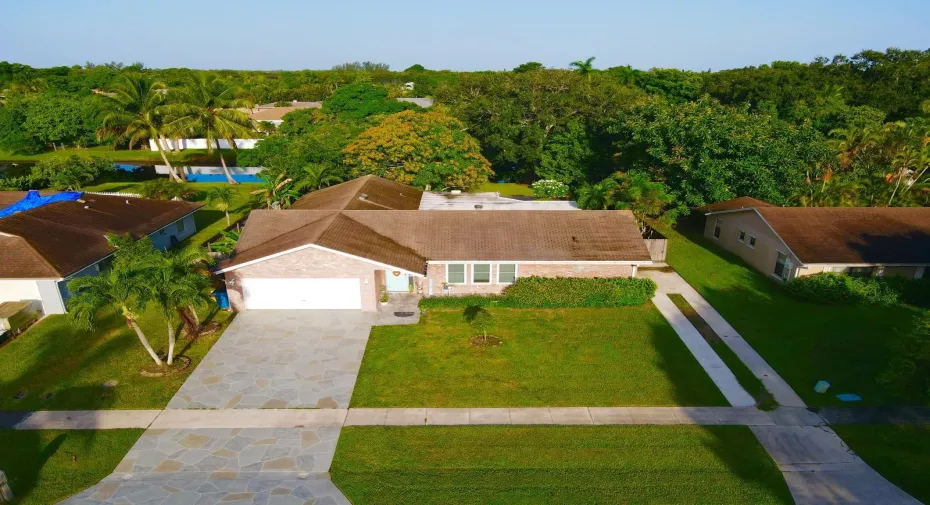 Beautiful home with a paradise backyard ans lake view, with no HOA