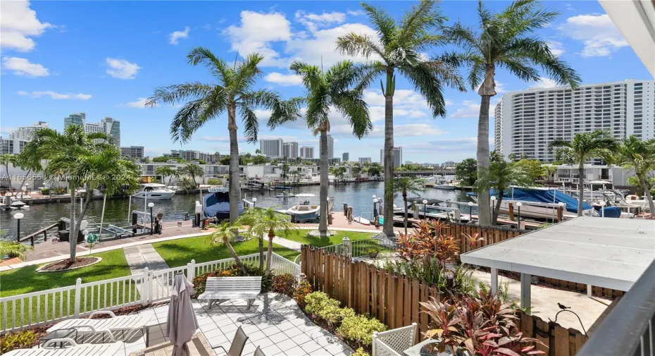 Boaters Dream !      View front Balcony