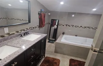 MAIN BATHROOM
