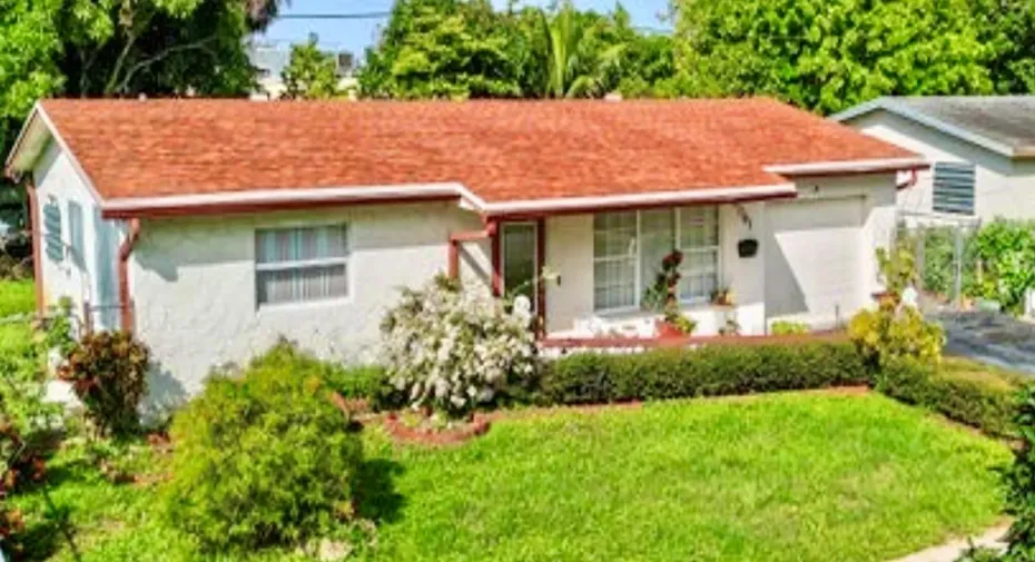 Great Curb Appeal, New Roof!!