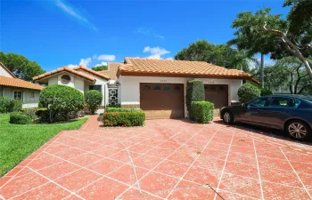 Single car garage. Enough parking on the driveway for more than 2 cars.