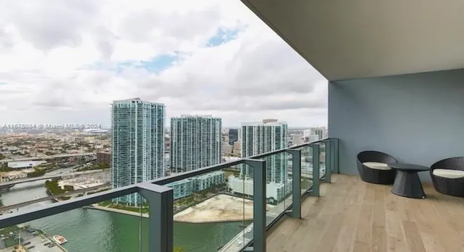 Balcony Miami River & Skyline view