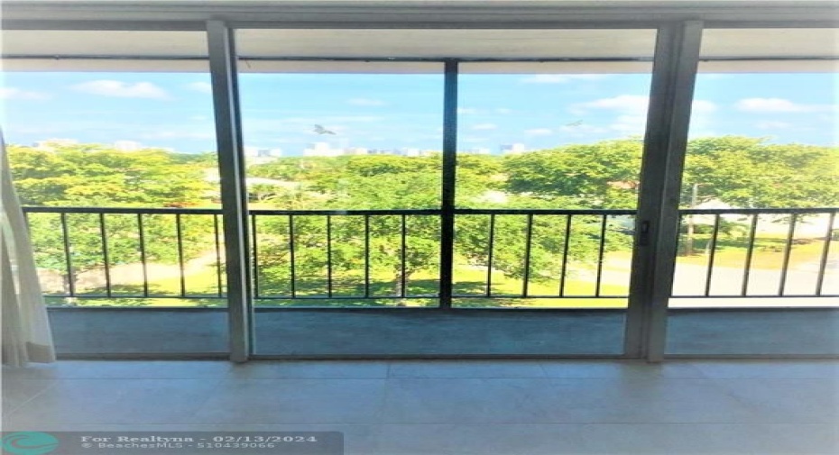 GREAT SCREENED IN BALCONY WITH AMAZING VIEWS