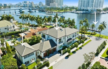 Prestigious Idlewyld Drive w/dockage for 3 boats and direct ever-changing Intracoastal views and vibrant boating activity! VIP viewing from the privacy of your home; 4th of July, Boat Parade, and the Ft. Lauderdale International Boat Show, just to name a few!