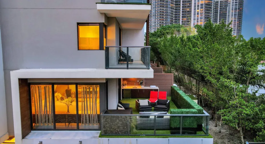 2-story luxury townhouse-condo