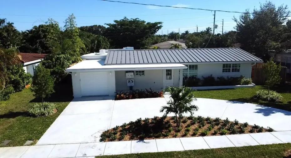 3 Bedroom / 2 Bath home in Lyons Park in Pompano Beach with large circular driveway