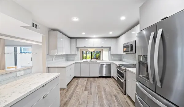 Modern Kitchen with Lots of Cabinet Space and​​‌​​​​‌​​‌‌​‌‌​​​‌‌​‌​‌​‌​​​‌​​ Storage