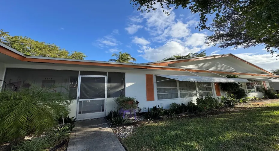 WATERFRONT***LAUDERDALE WEST -1 BEDROOM/2 BATH WITH BONUS ROOM