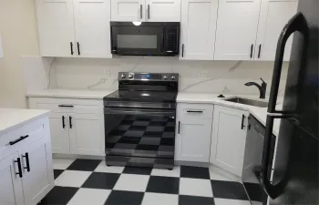 Beautiful new white shaker cabinets & quartz counter tops & backsplash