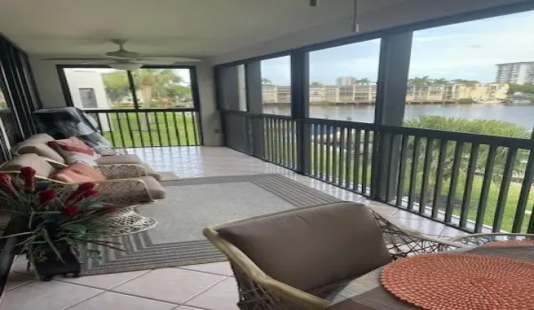 ENJOY FABULOUS VIEW AND SE BREEZES