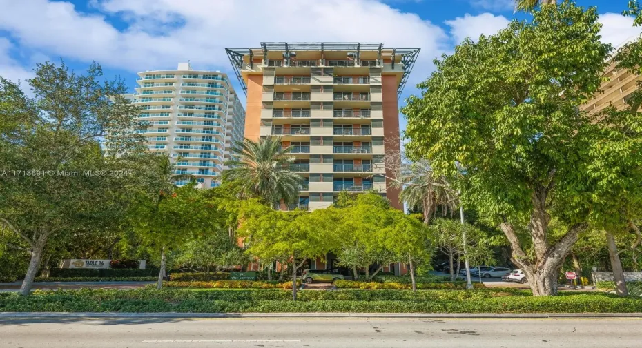 Miami's wonderful Coconut Grove location. The Mutiny on South Bayshore Drive. A wonderful Miami location. 7 miles to the Miami airport. 3.5 miles to Brickell Area. Easy access to I-95.