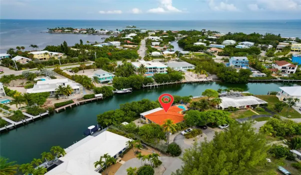 Beach house sits on canal, steps to Sombrero Beach and under 10 minutes to Ocean, no fixed bridges