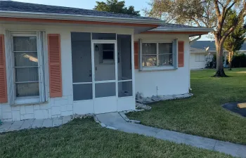 FRESHLY PAINTED, CLEAN DUPLEX