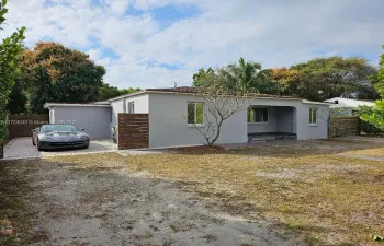 HUGE FRONT YARD AND BACK YARD.