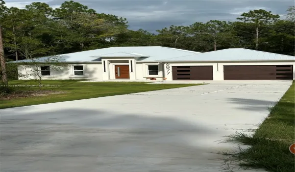 FRONT OF THE HOUSE WITH DRIVEWAY